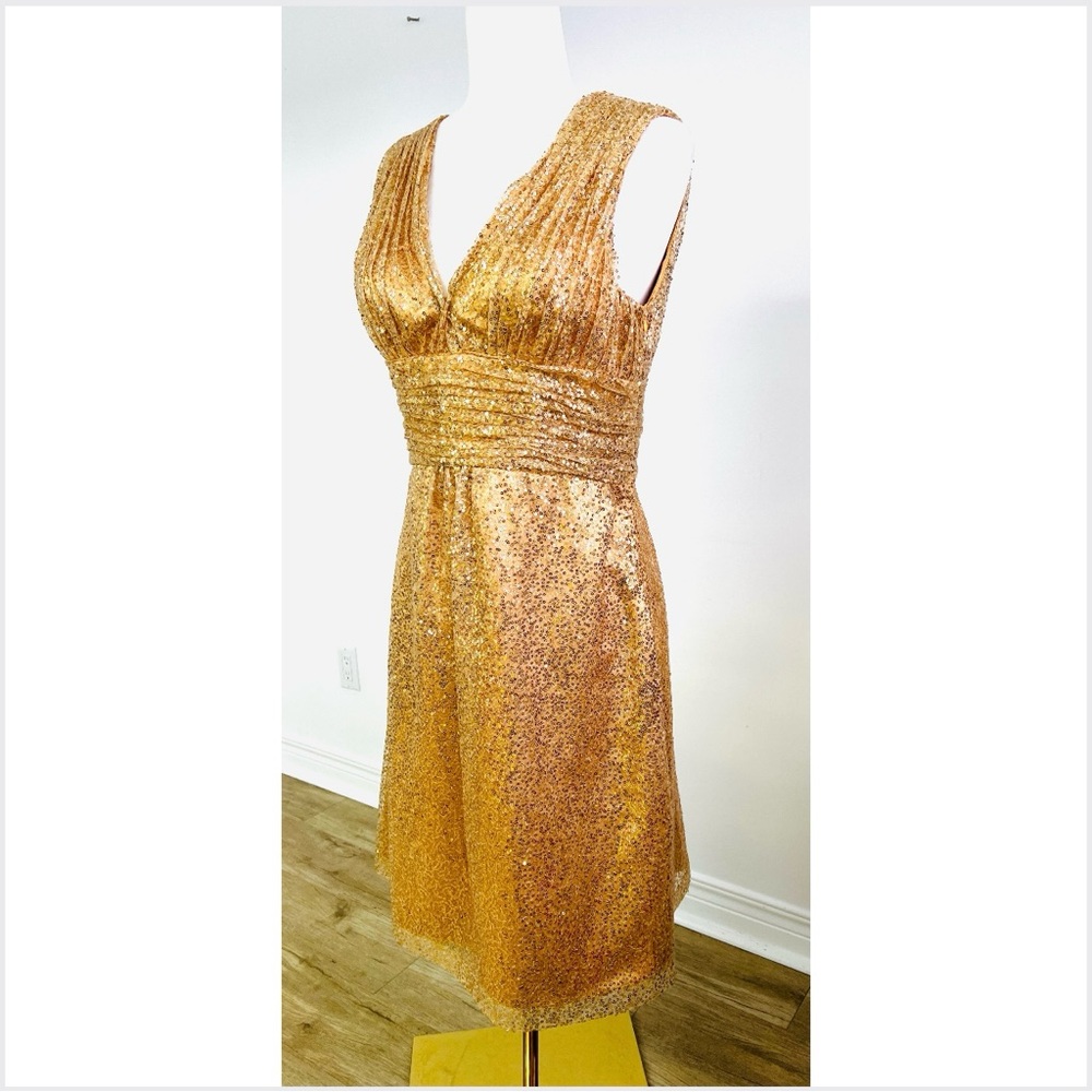 Gold sequined short dress / V neck / integrated bra / festive